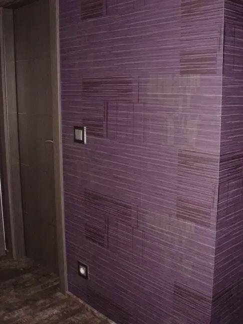 Peinture murale violet