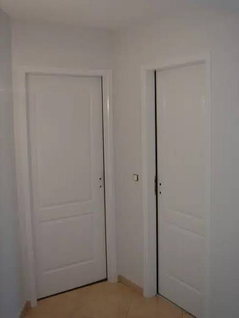 peinture et pose d'encadrement de porte